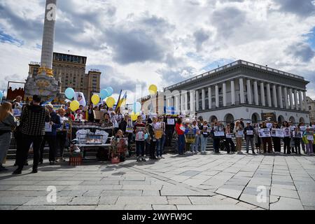 Un ampio gruppo di cittadini ucraini protesta contro la prigionia russa e chiede il rilascio di civili e soldati catturati dalle prigioni russe. Kiev - 6 aprile 2024 Foto Stock