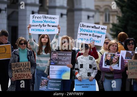 Gli attivisti tengono striscioni "Ucraina libera - sicurezza per il mondo" e "Ucraina senza guerra - pace in Europa" in occasione di una manifestazione a Kiev - 6 aprile 2024 Foto Stock