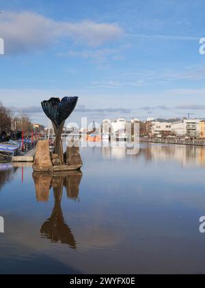 Una splendida vista sulla riva del fiume Aura in una giornata di primavera soleggiata. Turku, Finlandia Foto Stock