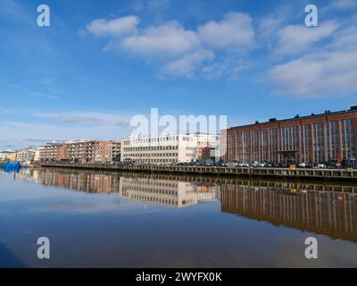 Una splendida vista sulla riva del fiume Aura in una giornata di primavera soleggiata. Turku, Finlandia Foto Stock