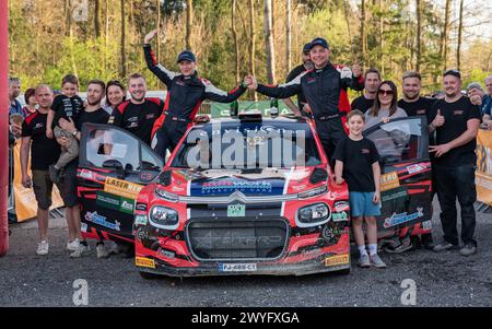 Wolfsberg, Austria. 6 aprile 2024. WOLFSBERG, AUSTRIA - 6 APRILE: Luca Waldherr dell'Austria e Claudia Maier dell'Austria conquistano il 3° posto con la loro squadra al Lavanttal Rallye il 6 aprile 2024 a Wolfsberg, Austria.240406 SEPA 25 039 - 20240406 PD9013 credito: APA-PictureDesk/Alamy Live News Foto Stock