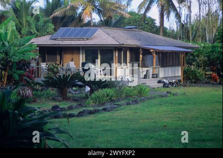 Maui, Hawaii, Stati Uniti - tipica casa di classe media a Hana, pannelli solari sul tetto. Foto Stock