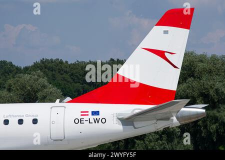 Primo piano dello stabilizzatore verticale Embraer E195 dell’Austrian Airlines durante il rullaggio dopo l’atterraggio a Leopoli Foto Stock