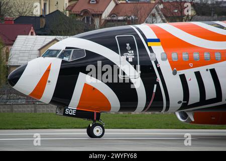 Primo piano della cabina di pilotaggio di un Boeing 737-700 di SkyUp che indossa una speciale livrea FC Shakhtar rullante dopo l'atterraggio a Leopoli Foto Stock