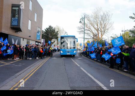 Aviva Stadium, Dublino, Irlanda. 6 aprile 2024. Investec Champions Cup Rugby, Leinster contro Leicester Tigers: Il team bus Leinster arriva all'Aviva Stadium Credit: Action Plus Sports/Alamy Live News Foto Stock