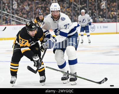 Pittsburgh, Stati Uniti. 6 aprile 2024. Il centro dei Pittsburgh Penguins Sidney Crosby (87) si allontana dal difensore dei Tampa Bay Lightning Victor Hedman (77) durante il primo periodo alla PPG Paints Arena di Pittsburgh giovedì 6 aprile 2024. Foto di Archie Carpenter/UPI. Crediti: UPI/Alamy Live News Foto Stock