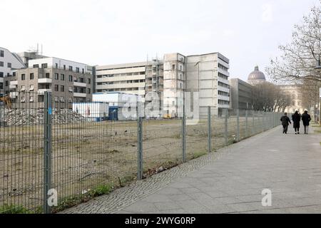 04.03.2024, Berlino - Germania. Freifläche an der Breiten Straße zwischen Scharrenstraße und Neumannsgasse, im Hintergrund ist das Stadtschloss. *** 04 03 2024, Berlino Germania spazio aperto sulla Breite Straße tra Scharrenstraße e Neumannsgasse, sullo sfondo si trova il Palazzo della città Foto Stock