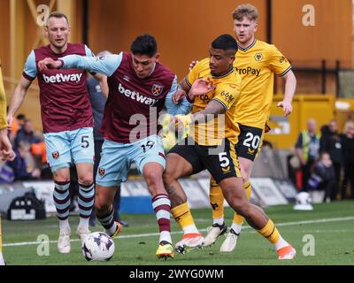 Wolverhampton, Regno Unito. 6 aprile 2024. Wolverhampton, Inghilterra, 6 aprile 2024: Mario Lemina (5 lupi) fa pressioni su Edson Alvarez (19 West Ham) durante la partita di calcio di Premier League tra Wolverhampton Wanderers e West Ham United allo stadio Molineux di Wolverhampton, Inghilterra (Natalie Mincher/SPP) credito: SPP Sport Press Photo. /Alamy Live News Foto Stock