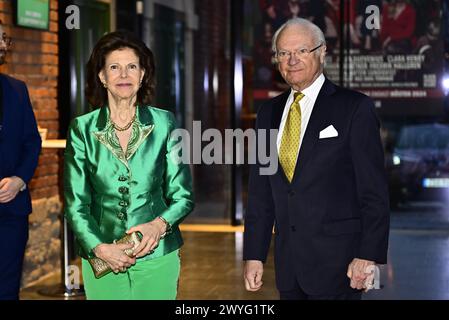 Stoccolma, Svezia. 6 aprile 2024. Re Carl Gustaf e la regina Silvia arrivano al tributo di SVT a Abba a Cirkus a Stoccolma. Sabato 6 aprile segna 50 anni da quando gli ABBA hanno vinto l'Eurovision Song Contest con la canzone Waterloo. venerdì 6 aprile 2024Fotografia: Magnus Lejhall/TT/codice 10658 credito: TT News Agency/Alamy Live News Foto Stock