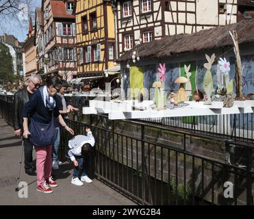 Colmar, Francia. 6 aprile 2024. © PHOTOPQR/l'ALSACE/Vincent VOEGTLIN ; Colmar ; 06/04/2024 ; ambiance au tour des chalets du marché de Pâques et de Printemps au centre ville de Colmar, le 6 avril 2024 Alsazia, Francia, 6 aprile 2024 Feels Like Summer Credit: MAXPPP/Alamy Live News Foto Stock