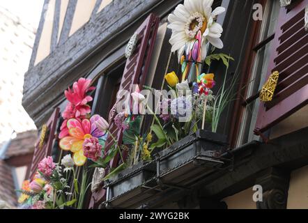 Colmar, Francia. 6 aprile 2024. © PHOTOPQR/l'ALSACE/Vincent VOEGTLIN ; Colmar ; 06/04/2024 ; Des balconières fleuries d'une maison du centre ville de Colmar, le 6 avril 2024 Alsazia, Francia, 6 aprile 2024 sembra estate Credit: MAXPPP/Alamy Live News Foto Stock