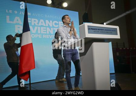 Francia. 6 aprile 2024. © PHOTOPQR/VOIX DU NORD/SEVERINE COURBE ; 06/04/2024 ; Lecluse, salle Durandal le 06/04/24. POLITIQUE Elections europeennes Rassemblement National reunion publique de Jordan Bardella dans une commune de 1500 abitanti. FOTO SEVERINE COURBE LA VOIX DU NORD Lecluse, Francia, 6 aprile 2024 incontro per le elezioni presidenziali del partito di estrema destra Rassemblement presidente nazionale Jordan Bardella credito: MAXPPP/Alamy Live News Foto Stock