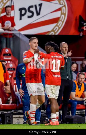 Eindhoven, Paesi Bassi. 6 aprile 2024. EINDHOVEN, PAESI BASSI - 6 APRILE: Joey Veerman del PSV festeggia dopo aver segnato il quarto gol con Johan Bakayoko del PSV durante la partita olandese Eredivisie tra PSV e AZ al Philips Stadion il 6 aprile 2024 a Eindhoven, Paesi Bassi. (Foto di Broer van den Boom/Orange Pictures) credito: Orange Pics BV/Alamy Live News Foto Stock