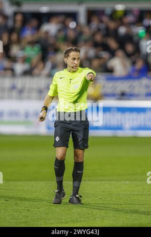 Zwolle, Paesi Bassi. 6 aprile 2024. ZWOLLE, Mac3Park Stadium, 06-04-2024, stagione 2023/2024, Dutch Eredivisie. Durante la partita PEC - Excelsior, arbitro Martin Perez credito: Pro Shots/Alamy Live News Foto Stock