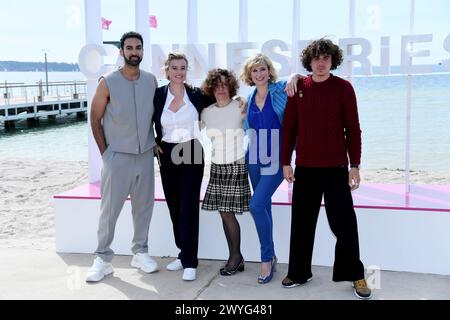 Cannes, Francia. 6 aprile 2024. Cannes - 7° Canneseries International Festival - 'Plus Belle la vie' Photocall - Joakim Latzko, Agathe de la Boulaye, Sylvie Flepp, Diane Dassigny, Tim Rousseau crediti: Agenzia fotografica indipendente/Alamy Live News Foto Stock