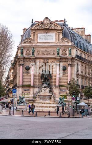 Parigi, Francia - 20 gennaio 2022: La Fontaine Saint-Michel è una fontana monumentale situata in Place Saint-Michel nel vi arrondissement di Parigi. Foto Stock
