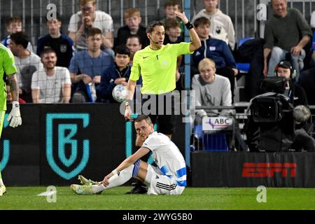 ZWOLLE - Thomas Lam del PEC Zwolle, arbitro Martin Perez durante la partita olandese Eredivisie tra PEC Zwolle e Excelsior Rotterdam allo stadio MAC3Park il 6 aprile 2024 a Zwolle, Paesi Bassi. ANP GERRIT VAN COLOGNE Foto Stock