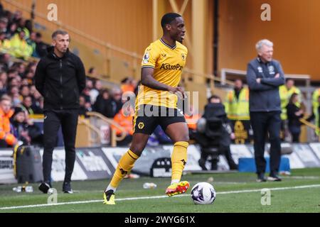 Wolverhampton, Regno Unito. 6 aprile 2024. Wolverhampton, Inghilterra, 6 aprile 2024: Toti (24 lupi) sul pallone durante la partita di calcio di Premier League tra Wolverhampton Wanderers e West Ham United allo stadio Molineux di Wolverhampton, Inghilterra (Natalie Mincher/SPP) credito: SPP Sport Press Photo. /Alamy Live News Foto Stock