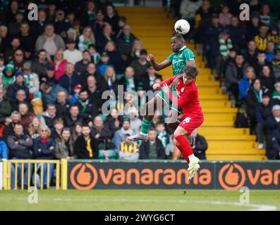 Frank Nouble di Yeovil Town e Jack Sponge di Worthing durante la partita della National League South all'Huish Park Stadium, Yeovil Picture di Martin Edwa Foto Stock