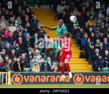 Frank Nouble di Yeovil Town e Jack Sponge di Worthing durante la partita della National League South all'Huish Park Stadium, Yeovil Picture di Martin Edwa Foto Stock