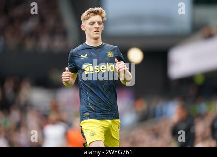 LONDRA, INGHILTERRA - 6 APRILE: Anthony Gordon del Newcastle United durante la partita di Premier League tra Fulham FC e Newcastle United al Craven Cottage il 6 aprile 2024 a Londra, Inghilterra. (Foto di Dylan Hepworth/MB Media) Foto Stock