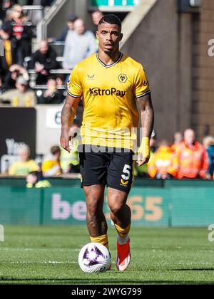 Wolverhampton, Regno Unito. 6 aprile 2024. Wolverhampton, Inghilterra, 6 aprile 2024: Mario Lemina (5 lupi) sul pallone durante la partita di calcio di Premier League tra Wolverhampton Wanderers e West Ham United allo stadio Molineux di Wolverhampton, Inghilterra (Natalie Mincher/SPP) credito: SPP Sport Press Photo. /Alamy Live News Foto Stock