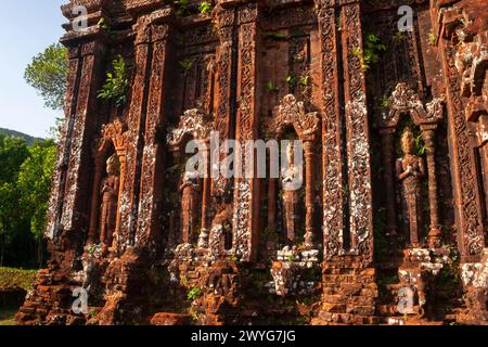 Facciata decorata intagliata nelle rovine di My Son nel Vietnam centrale nel sud-est asiatico Foto Stock