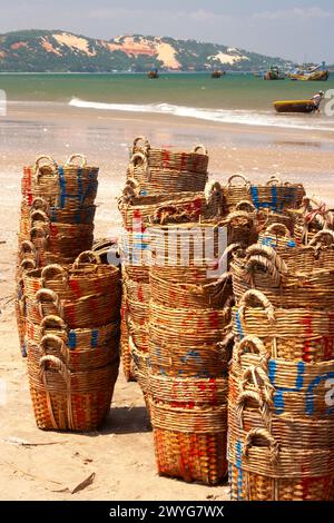 Pile di cesti di vimini sulla spiaggia al mercato del pesce di Mui ne in Vietnam nel sud-est asiatico Foto Stock