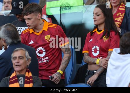 Roma, Italia. 6 aprile 2024. Roma, Italia 06.04.2024: La cantante Blanco e la sua fidanzata Martina Valdes con la maglia Roma in tribuna per assistere al derby di serie A TIM 2023-2024 COME ROMA vs SS LAZIO allo Stadio Olimpico di Roma. Credito: Agenzia fotografica indipendente/Alamy Live News Foto Stock