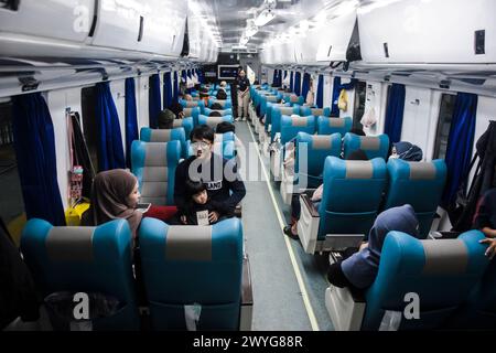 Bandung, Indonesia. 3 aprile 2024. I passeggeri siedono su un vagone ferroviario alla stazione di Kiaracondong a Bandung, Indonesia, il 3 aprile 2024. Una settimana prima di Eid al-Fitr 1445 H, la stazione di Kiaracondong partì da 4.651 viaggiatori le cui destinazioni erano in varie città o distretti dell'isola di Giava. (Foto di Dimas Rachmatsyah/Pacific Press/Sipa USA) credito: SIPA USA/Alamy Live News Foto Stock