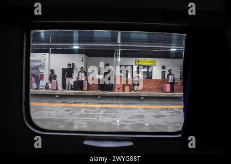 Bandung, Indonesia. 3 aprile 2024. I passeggeri aspettano il treno sulla piattaforma della stazione di Kiaracondong a Bandung, Indonesia, il 3 aprile 2024. Una settimana prima di Eid al-Fitr 1445 H, la stazione di Kiaracondong partì da 4.651 viaggiatori le cui destinazioni erano in varie città o distretti dell'isola di Giava. (Foto di Dimas Rachmatsyah/Pacific Press/Sipa USA) credito: SIPA USA/Alamy Live News Foto Stock