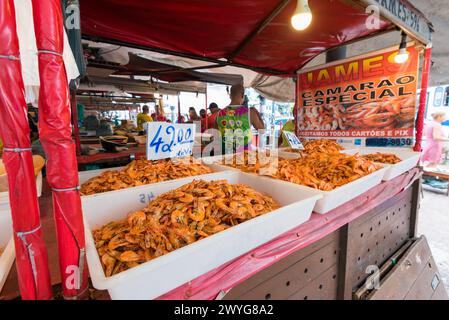 Belem, Brasile - 26 dicembre 2023: Gamberetti secchi in vendita al mercato Ver o peso. I gamberetti salati secchi sono ingredienti popolari nella cucina regionale. Foto Stock