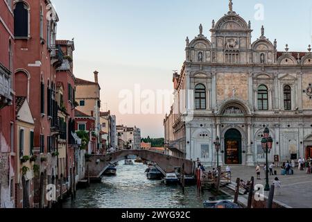 Venezia, Italia - 14 agosto 2023: Stretto canale con ponte e facciata dell'ospedale Giovanni e Paolo a Venezia, Italia. Foto Stock