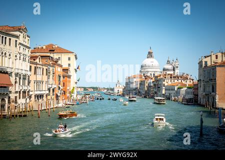 Venezia, Italia - 14 agosto 2023: Canale panoramico con vecchi edifici a Venezia, Italia. Barche e gondole come mezzo di trasporto Foto Stock