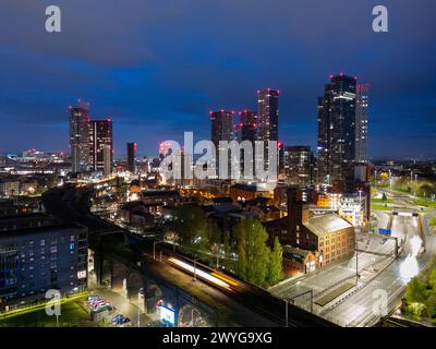 Il sole sorge su Deansgate Square, un grattacielo residenziale sul bordo meridionale del Manchester City Centre, Regno Unito, si chiamano, Nord, Ovest, Foto Stock