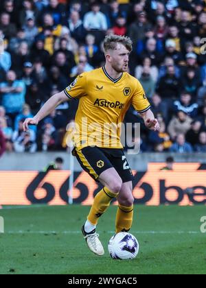 Wolverhampton, Regno Unito. 6 aprile 2024. Wolverhampton, Inghilterra, 6 aprile 2024: Tommy Doyle (20 lupi) sul pallone durante la partita di calcio di Premier League tra Wolverhampton Wanderers e West Ham United allo stadio Molineux di Wolverhampton, Inghilterra (Natalie Mincher/SPP) credito: SPP Sport Press Photo. /Alamy Live News Foto Stock