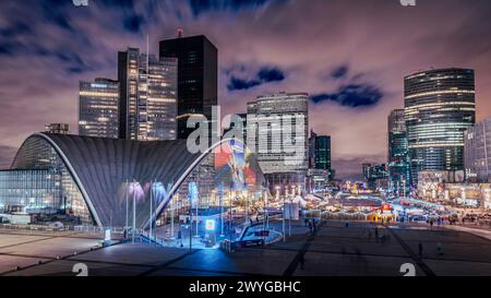 Architettura urbana contemporanea di notte nel centro della città Foto Stock