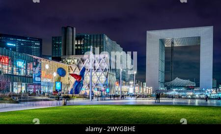 Abitanti della città che passeggiano di notte Foto Stock