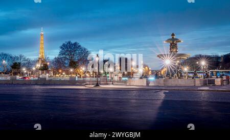 Strada vuota con la Torre Eiffel sullo sfondo Foto Stock
