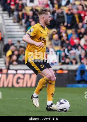 Wolverhampton, Regno Unito. 6 aprile 2024. Wolverhampton, Inghilterra, 6 aprile 2024: Tommy Doyle (20 lupi) sul pallone durante la partita di calcio di Premier League tra Wolverhampton Wanderers e West Ham United allo stadio Molineux di Wolverhampton, Inghilterra (Natalie Mincher/SPP) credito: SPP Sport Press Photo. /Alamy Live News Foto Stock