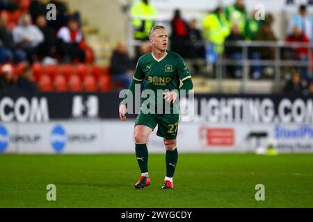 AESSEAL New York Stadium, Rotherham, Inghilterra - 5 aprile 2024 Adam Forshaw (27) di Plymouth Argyle - durante la partita Rotherham United contro Plymouth Argyle, Sky Bet Championship, 2023/24, AESSEAL New York Stadium, Rotherham, Inghilterra - 5 aprile 2024 crediti: Arthur Haigh/WhiteRosePhotos/Alamy Live News Foto Stock