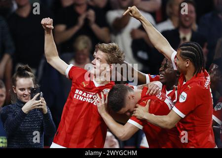 EINDHOVEN - Jesper Uneken del PSV Eindhoven celebra il 5-1, Joey Veerman del PSV Eindhoven, Johan Bakayoko del PSV Eindhoven, Armando Obispo del PSV Eindhoven durante la partita olandese Eredivisie tra PSV Eindhoven e AZ Alkmaar allo stadio Phillips il 6 aprile 2024 a Eindhoven, Paesi Bassi. ANP MAURICE VAN STEEN Foto Stock