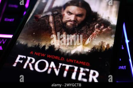 Viersen, Germania - 3 aprile. 2024: Poster della copertina della serie Netflix Frontier sullo schermo dello smartphone sulla tastiera del computer Foto Stock