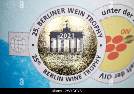 Viersen, Germania - 3 aprile. 2024: Primo piano del trofeo del vino di Berlino sigillo per il vincitore del premio d'oro alle degustazioni e ai concorsi internazionali Foto Stock