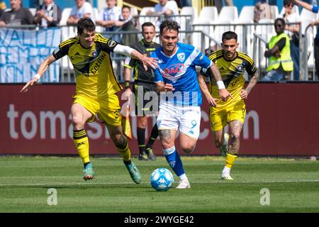 Flavio Bianchi del Brescia calcio FC seguito da Stefano Moreo del Pisa Sporting Club 1909 durante la partita del campionato italiano di calcio di serie B tra Foto Stock