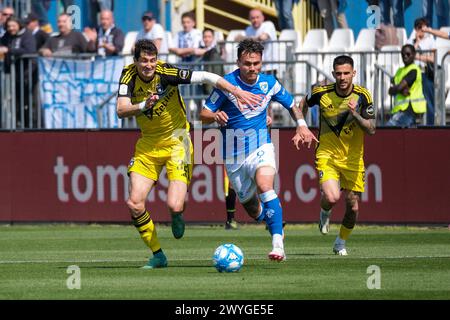 Flavio Bianchi del Brescia calcio FC seguito da Stefano Moreo del Pisa Sporting Club 1909 durante la partita del campionato italiano di calcio di serie B tra Foto Stock