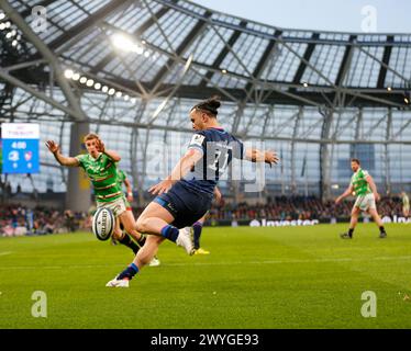 Aviva Stadium, Dublino, Irlanda. 6 aprile 2024. Investec Champions Cup Rugby, Leinster contro Leicester Tigers: James Lowe di Leinster calca la palla CLEAR Credit: Action Plus Sports/Alamy Live News Foto Stock