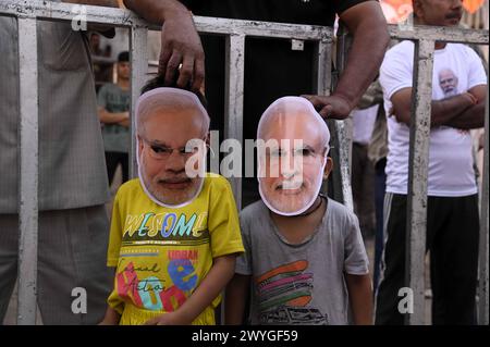 Ghaziabad, Uttarpradesh, India. 6 aprile 2024. I bambini indossano le maschere facciali del primo ministro indiano Narendra modi mentre aspettano il suo arrivo, prima delle elezioni generali, a Ghaziabad, India il 6 aprile 2024 (Credit Image: © Deep Nair/ZUMA Press Wire) SOLO PER USO EDITORIALE! Non per USO commerciale! Foto Stock