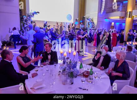 Amburgo, Germania. 6 aprile 2024. Gli ospiti ballano e si divertono durante la "Blue Ball" con una raccolta fondi per il reparto cancro dei bambini UKE nella sala da ballo dell'hotel 'Grand Elysee'. Crediti: Georg Wendt/dpa/Alamy Live News Foto Stock