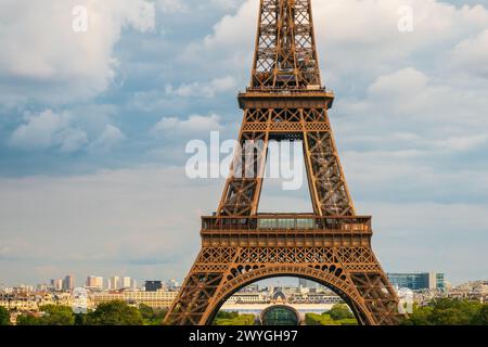 Parigi, Francia - agosto 29 2023: La Torre Eiffel vista dal Trocadero in una giornata nuvolosa. Fotografia scattata a Parigi. Foto Stock